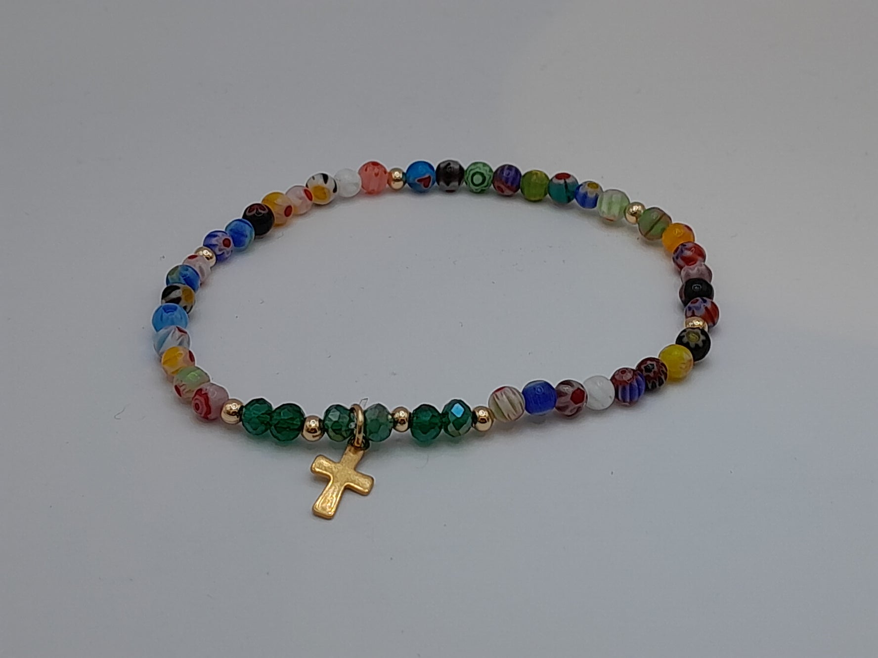 Armband Glasperle mit goldfarbenem Kreuz
