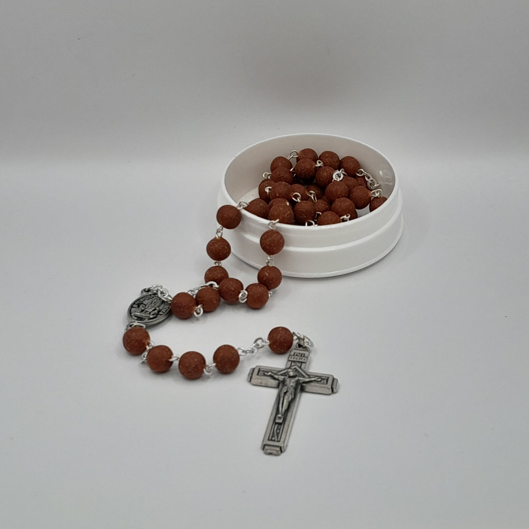 Fatima Rosenkranz duftend, in Dose