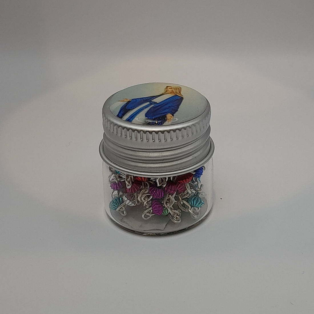 .Rosenkranz lang, bunt gekettelt, in Glas