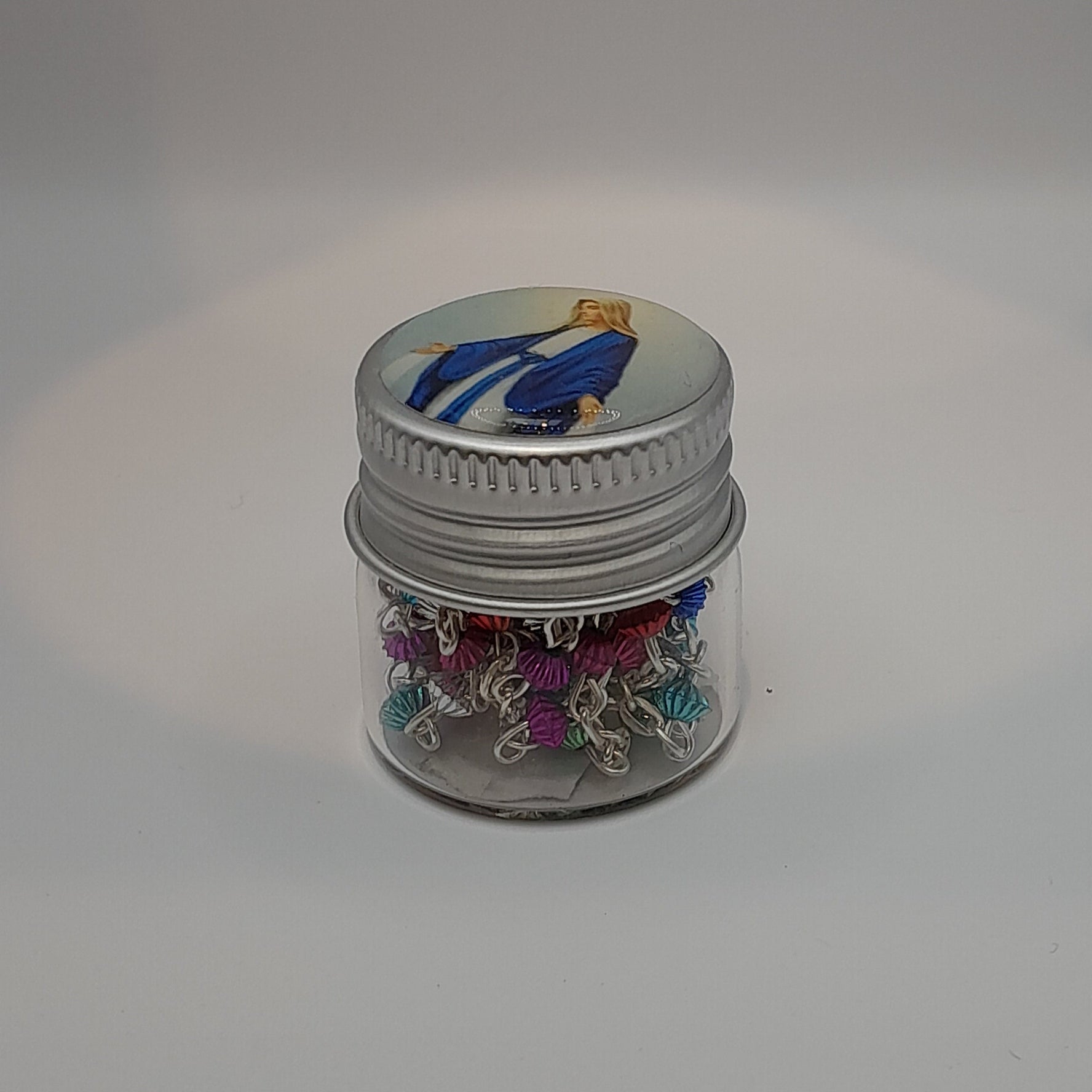 .Rosenkranz lang, bunt gekettelt, in Glas