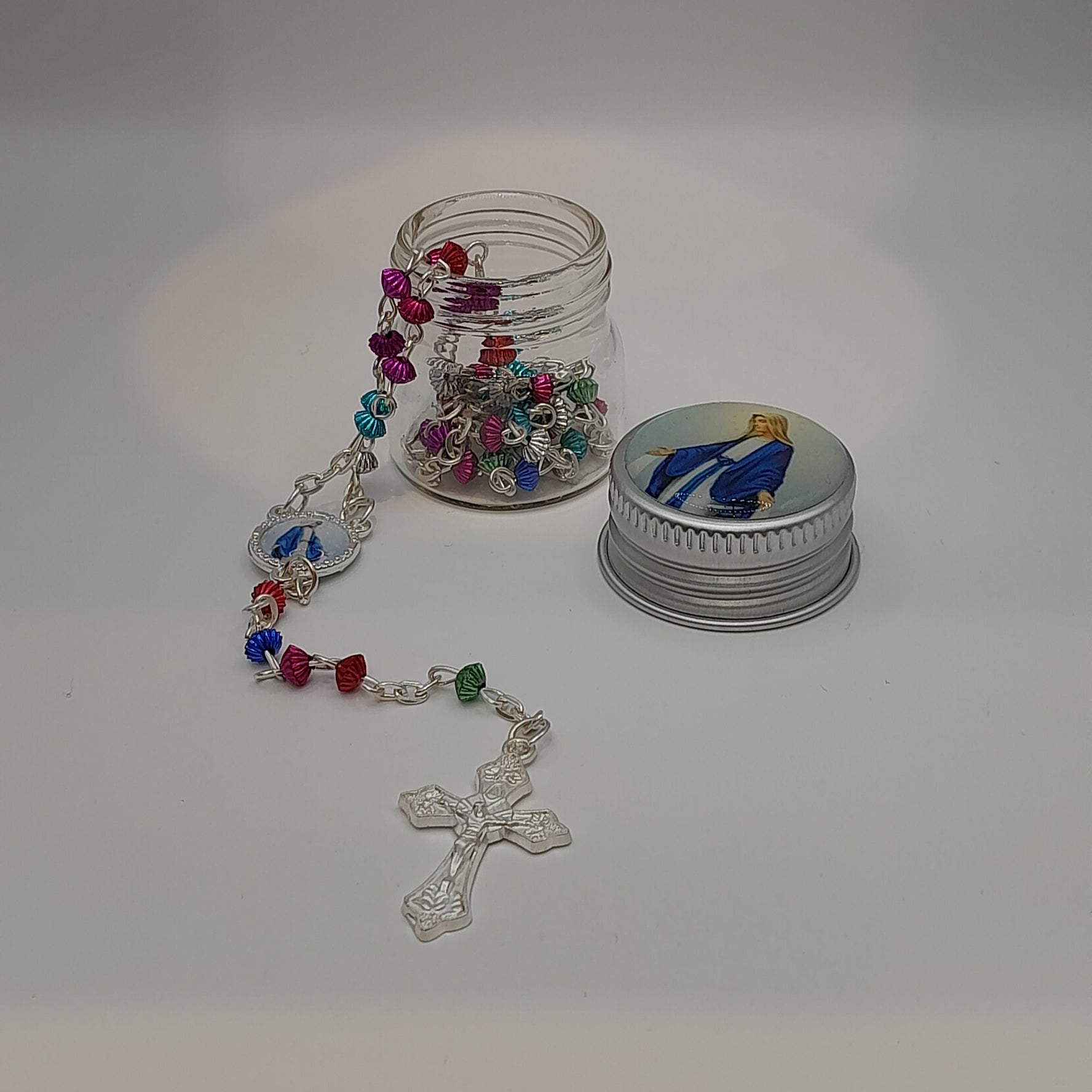 .Rosenkranz lang, bunt gekettelt, in Glas