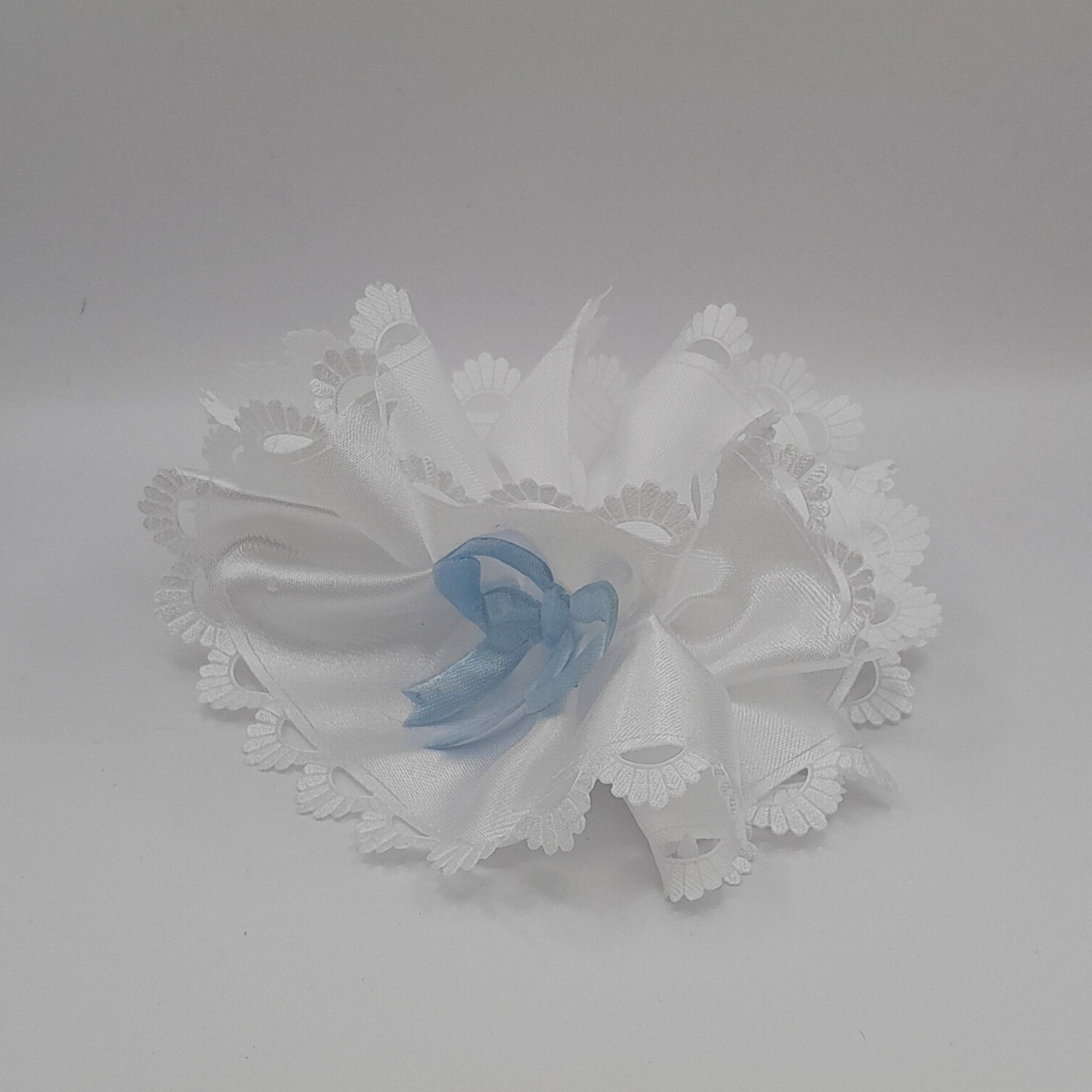 Kerzenmanschette / Tropfschutz Satin weiß, mit blauer Schleife