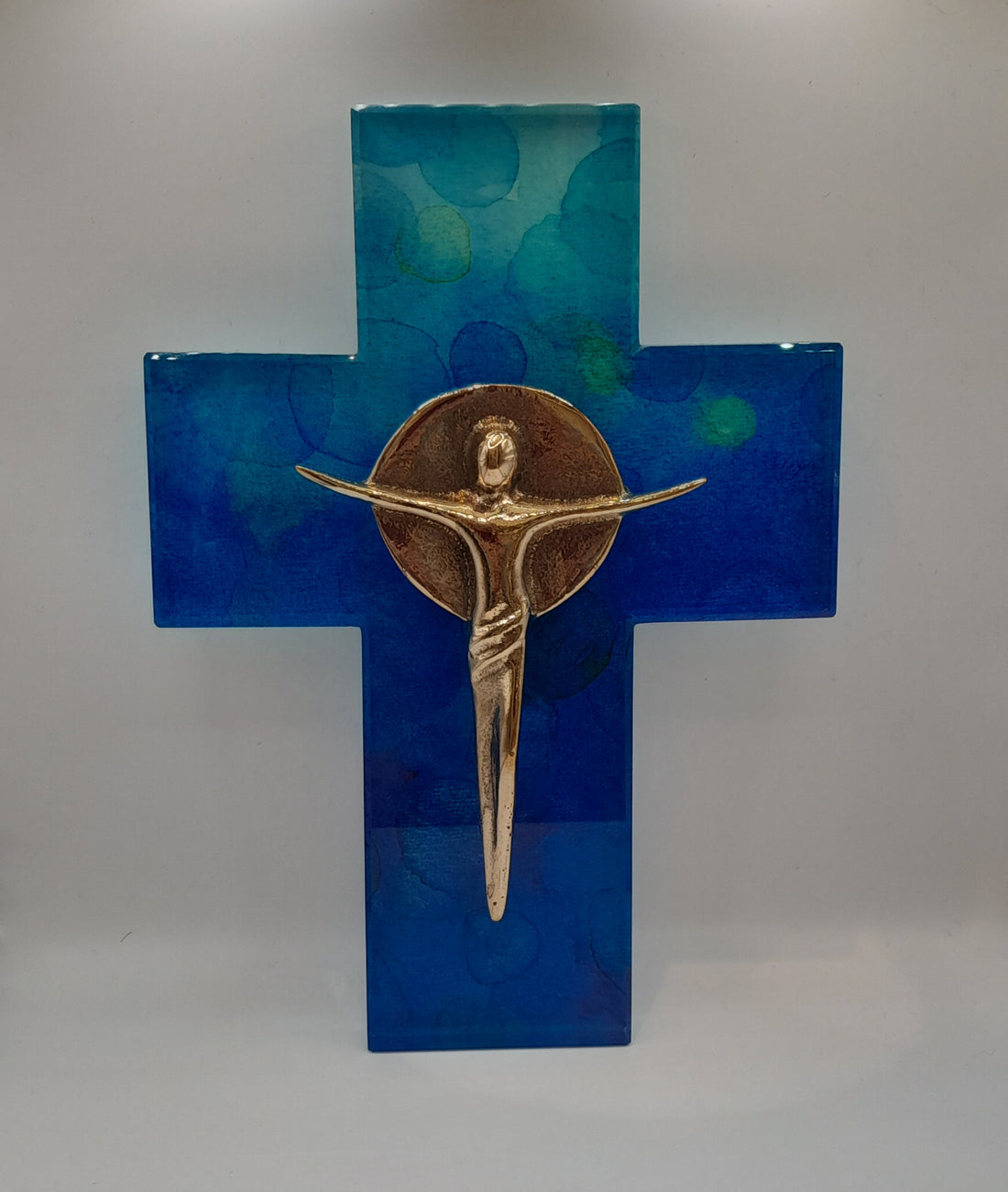 Wandkreuz Glas blau, mit Bronze-Corpus