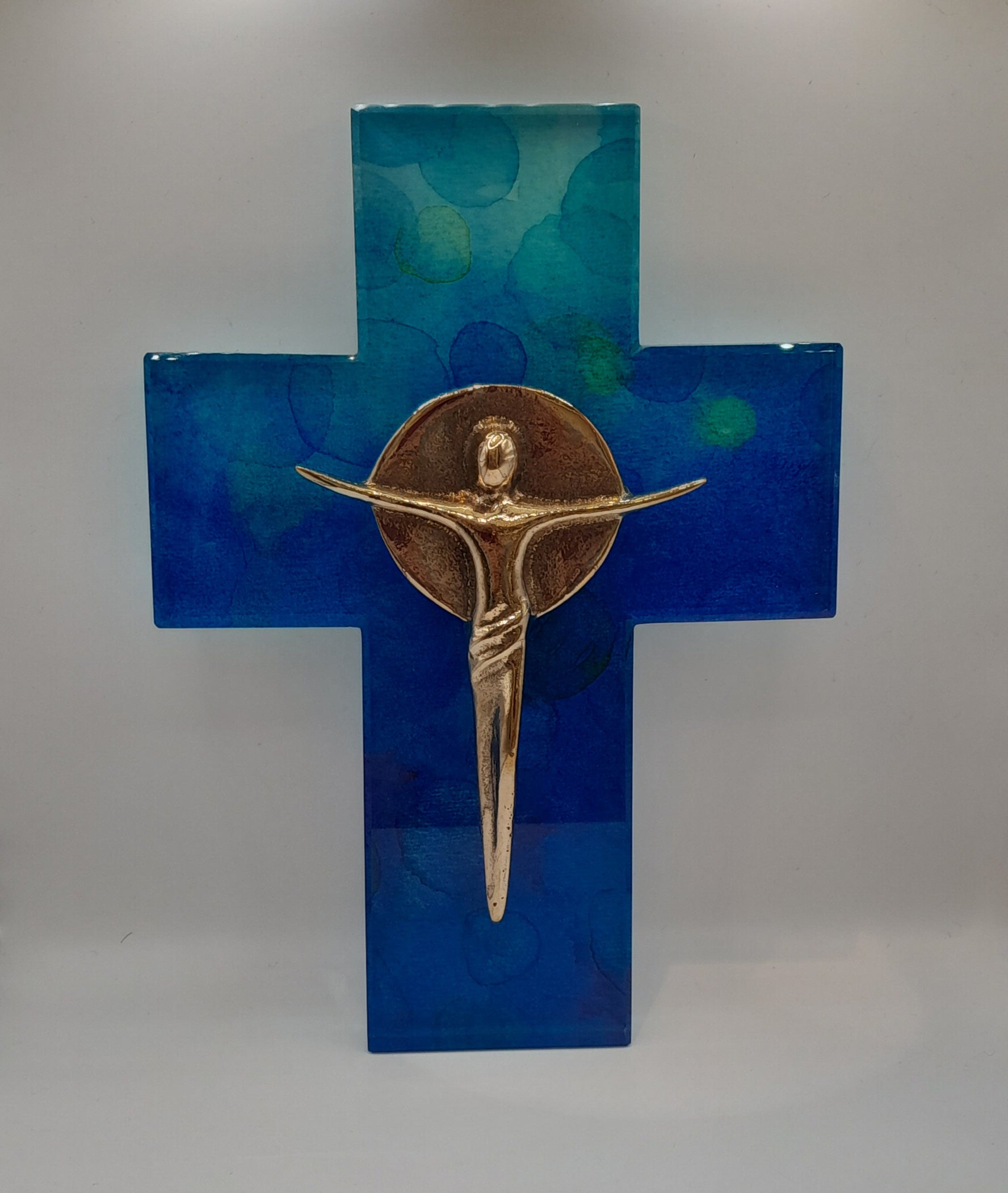 Wandkreuz Glas blau, mit Bronze-Corpus