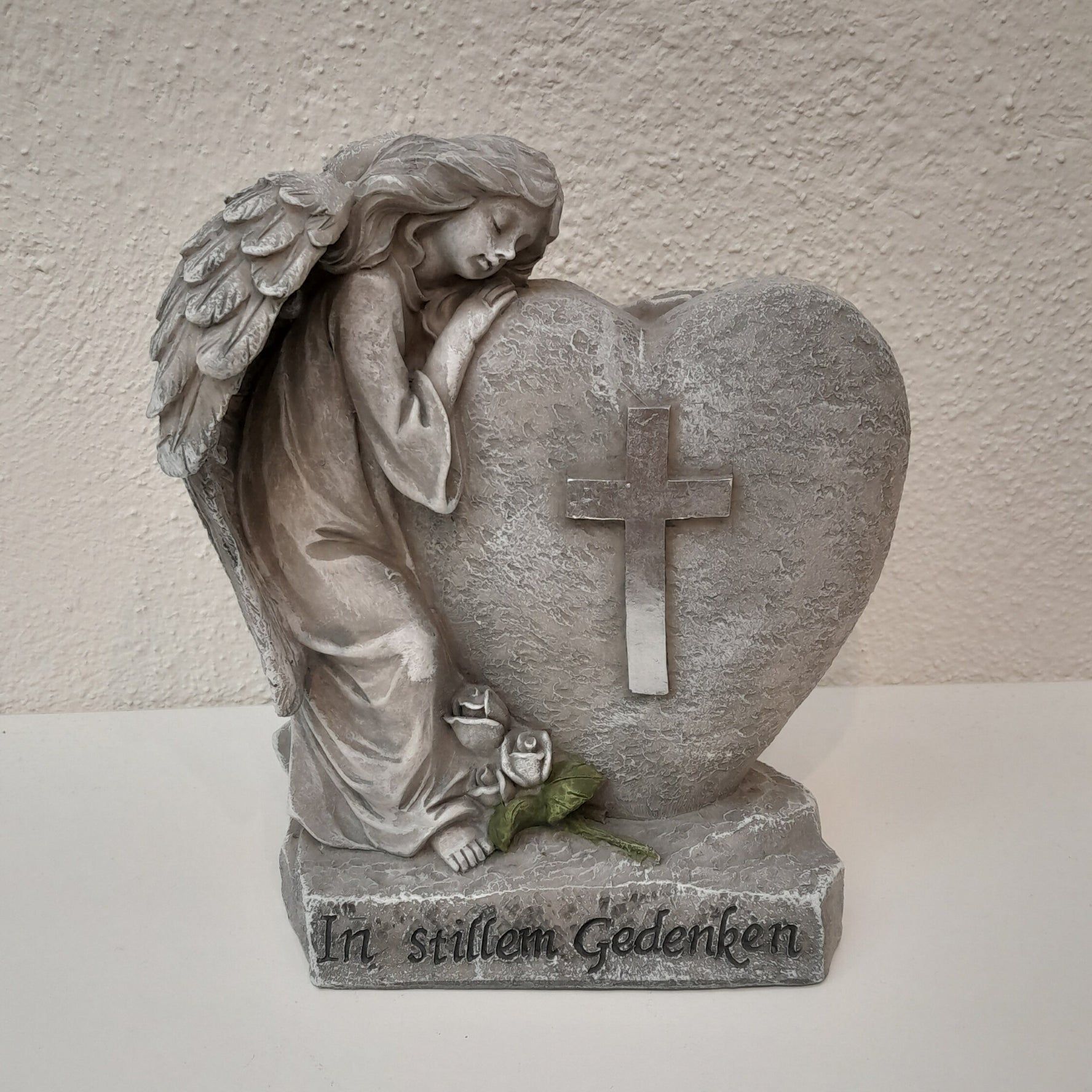 .Schlafender Engel mit Herz "In stillem Gedenken"