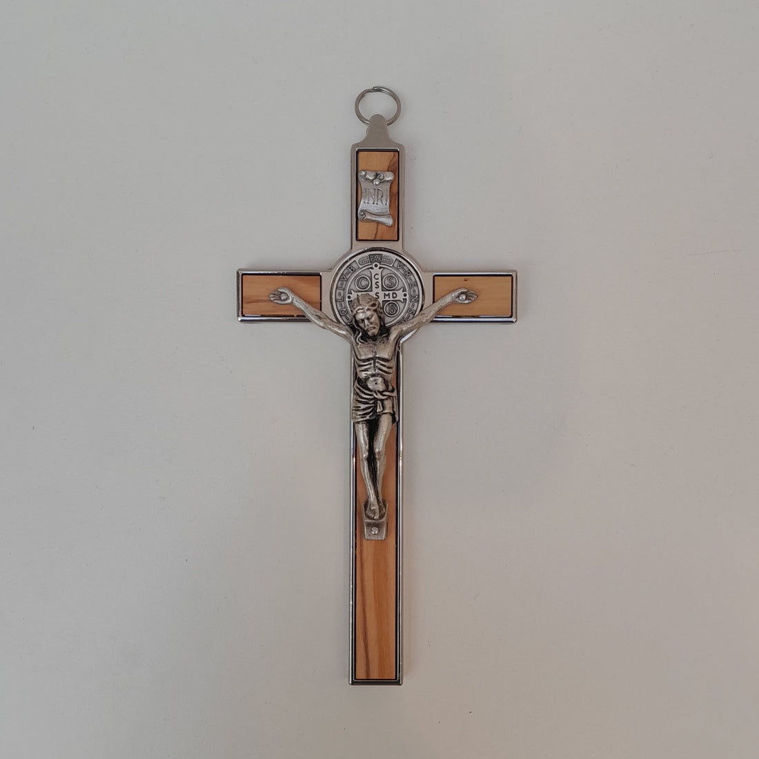 Wandkreuz Benediktus, Holz und Metall
