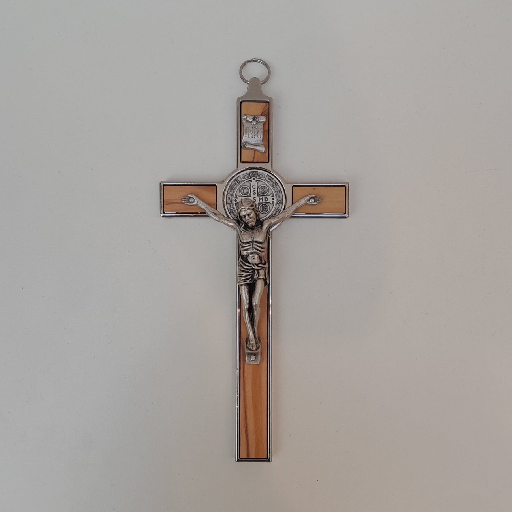 Wandkreuz Benediktus, Holz und Metall