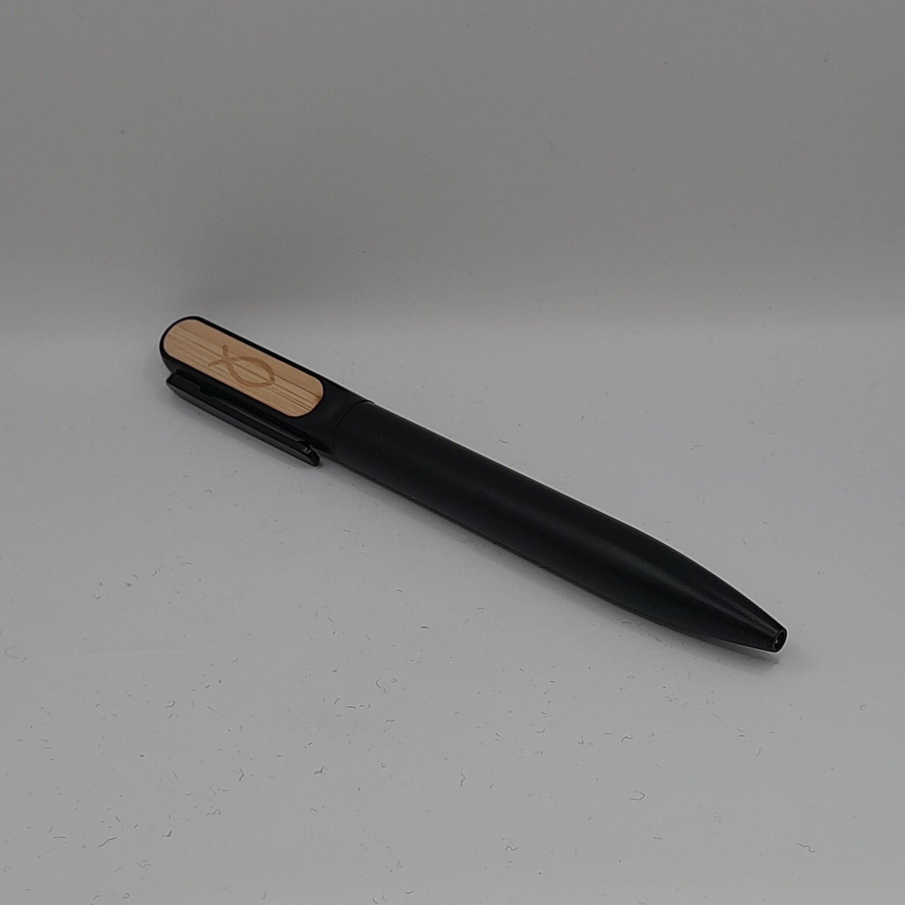 Kugelschreiber mit Fischsymbol / Holzeinlage