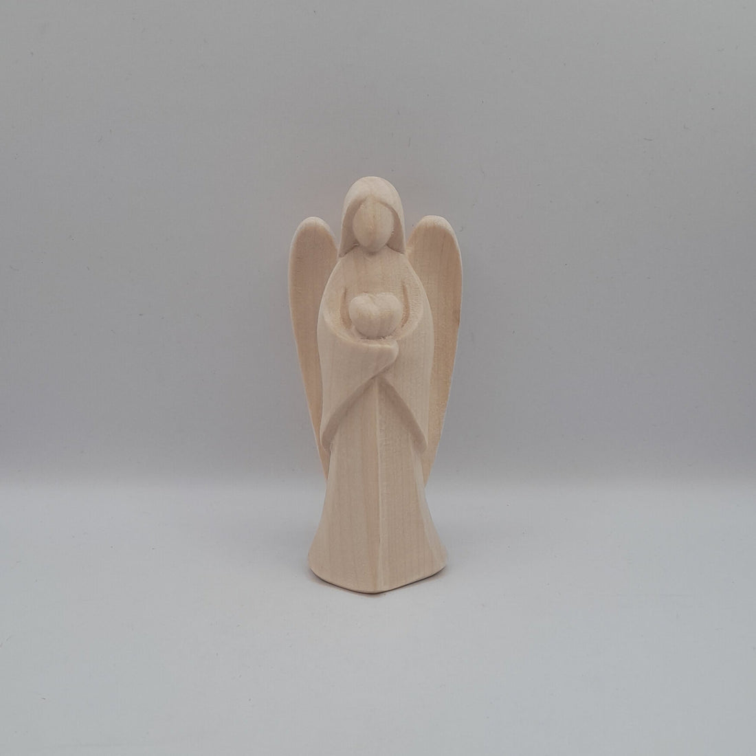 "Engel mit Herz", aus Holz