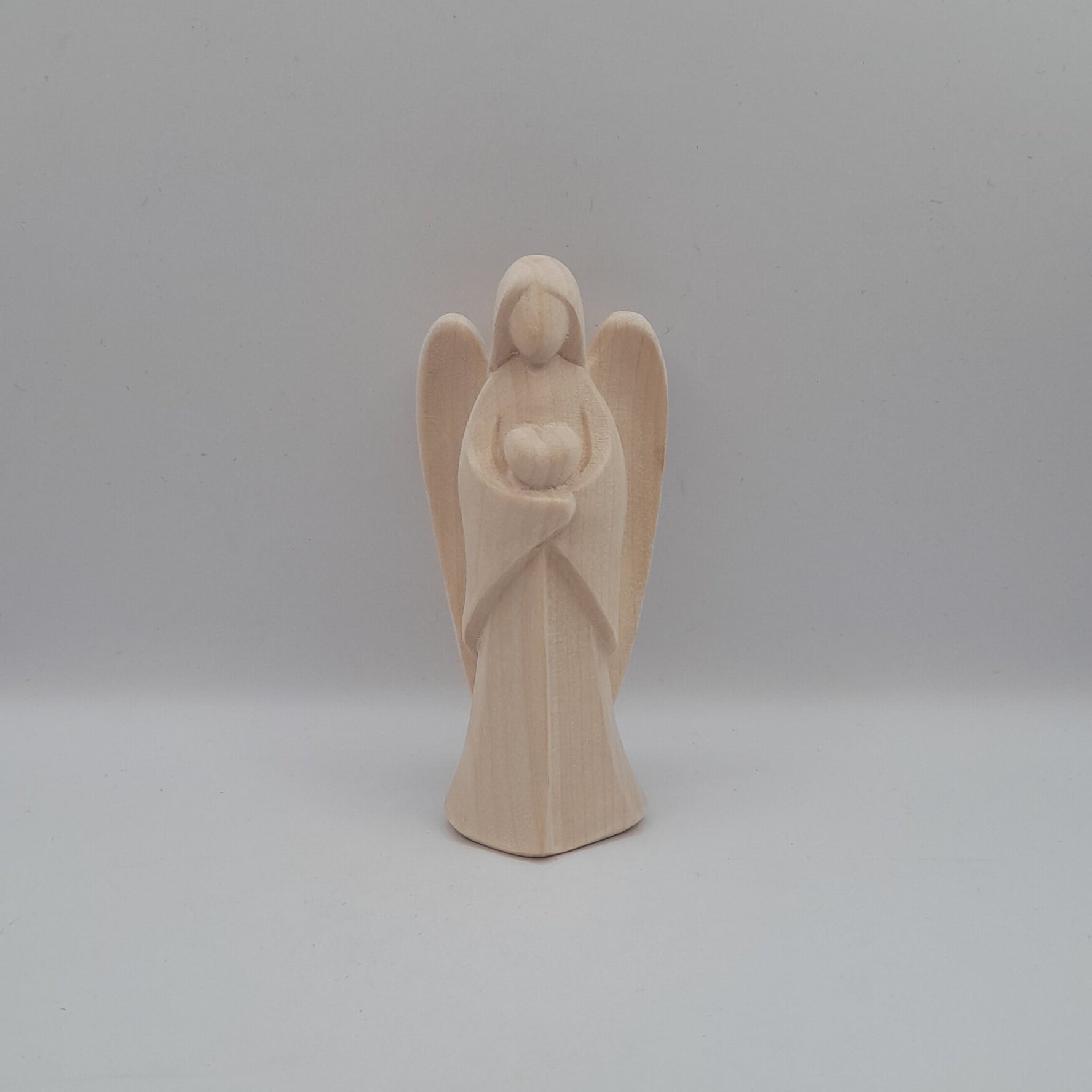 "Engel mit Herz", aus Holz