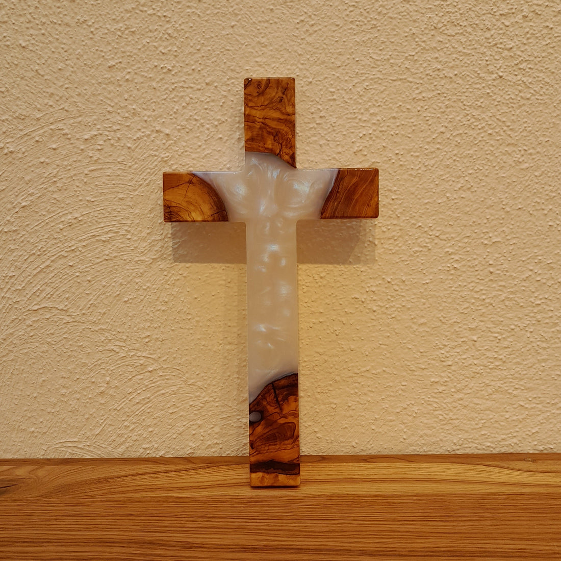 Olivenholzkreuz mit Epoxid weiß