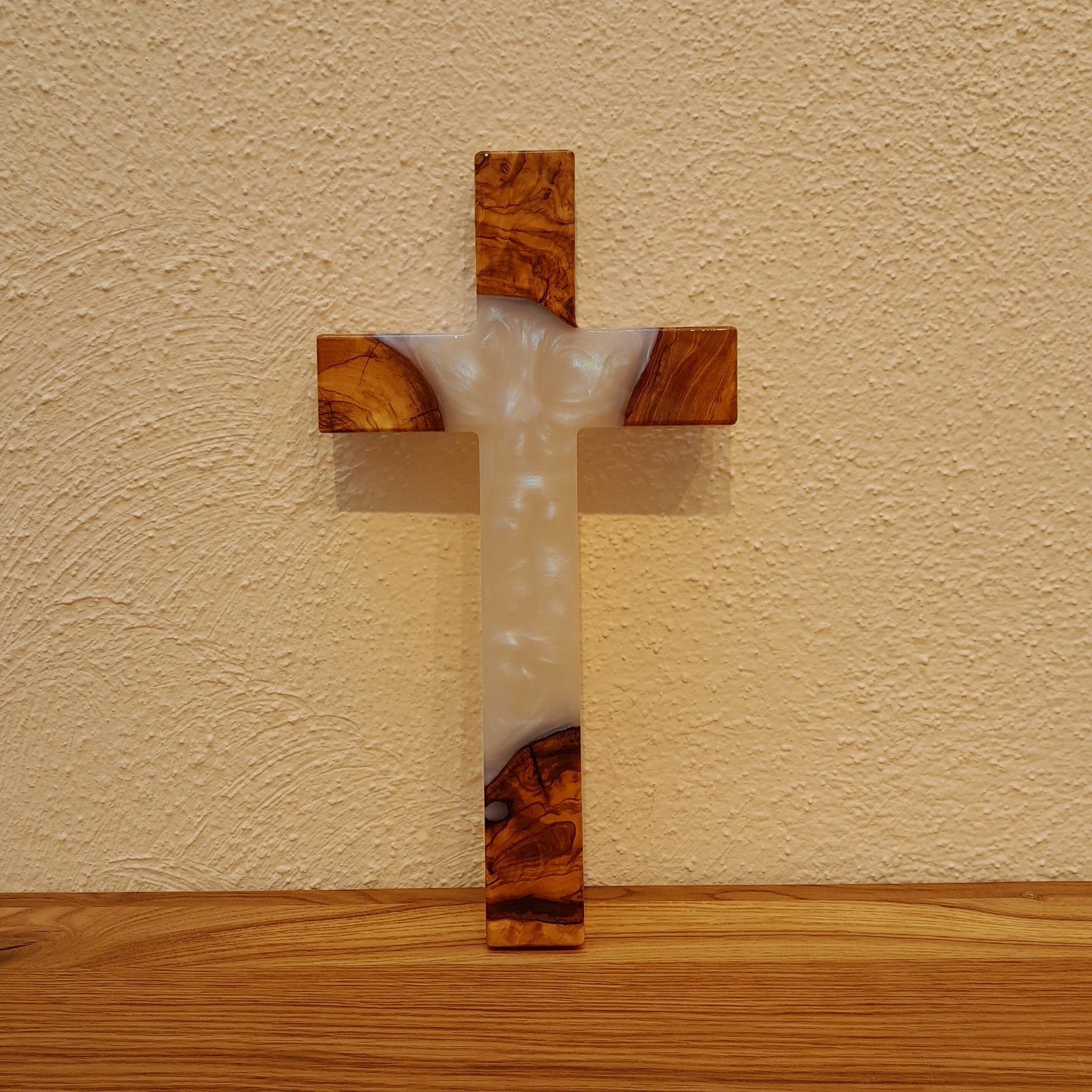 Olivenholzkreuz mit Epoxid weiß