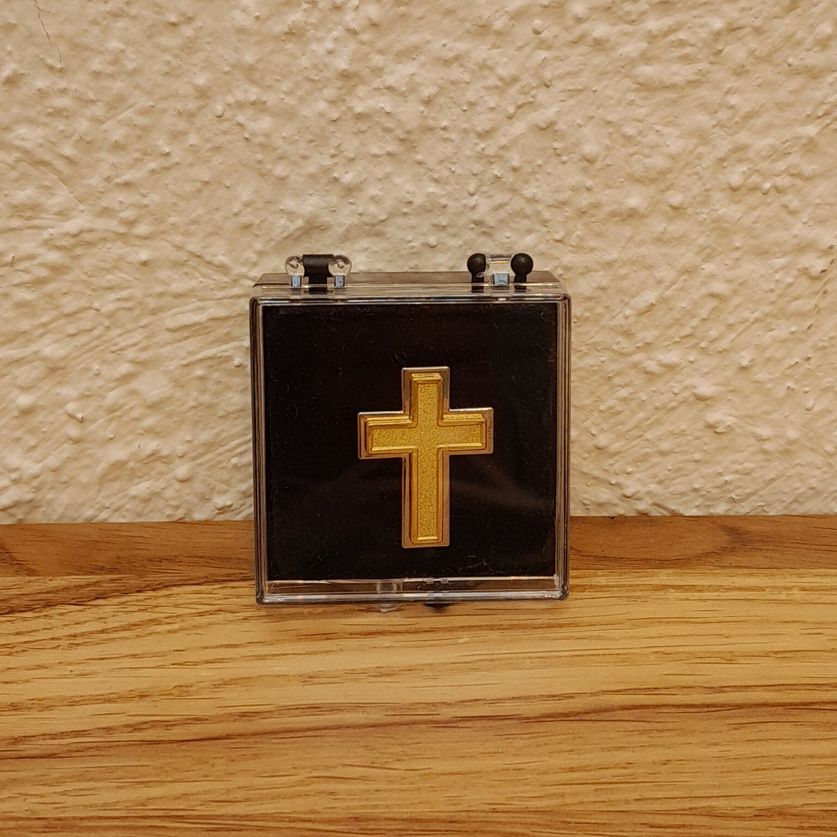Kreuz zum Anstecken, goldfarben