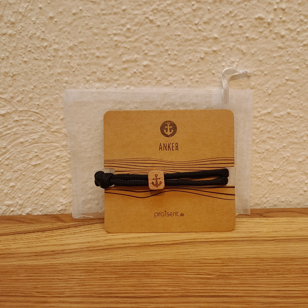 Armband mit Ankerkreuz auf Karte